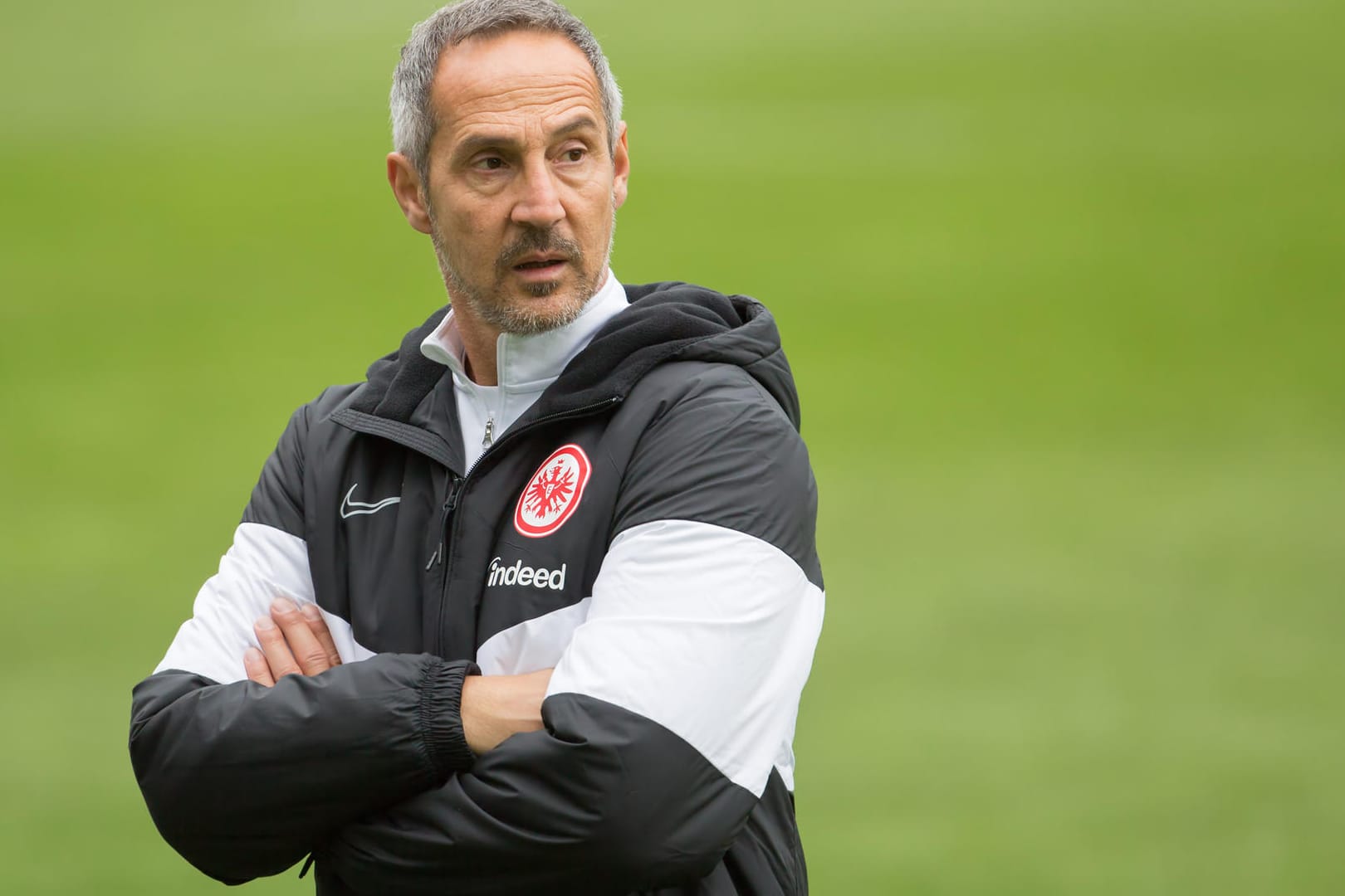 Adi Hütter hat die Arme verschränkt: Der Eintracht Frankfurt-Trainer hat großen Respekt vor Bayer Leverkusen.