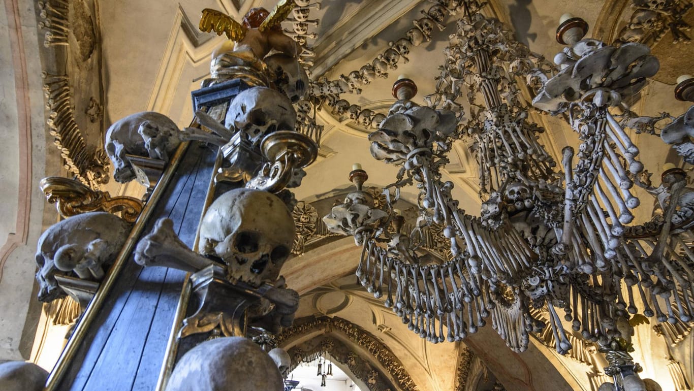 Die Knochenkirche im tschechischen Kutna Hora: Immer wieder verhielten sich Besucher respektlos, wenn sie Selfies vor den Knochen machten. (Archivbild)
