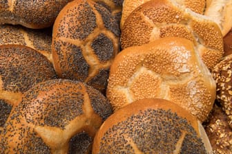 Verschiedene Brötchen liegen in der Auslage einer Bäckerei: In Bayern dürfen Bäckereien an Sonntagen drei Stunden öffnen, in anderen Bundesländern auch länger.