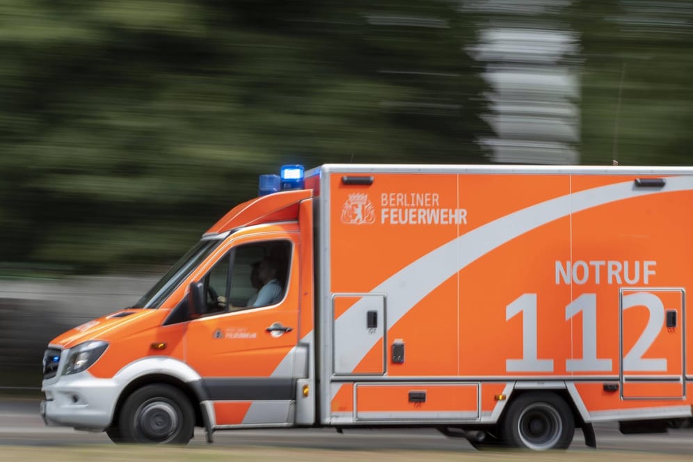 Ein Krankenwagen der Berliner Feuerwehr (Symbolbild): Der Mann musste ins Krankenhaus gebraucht werden.