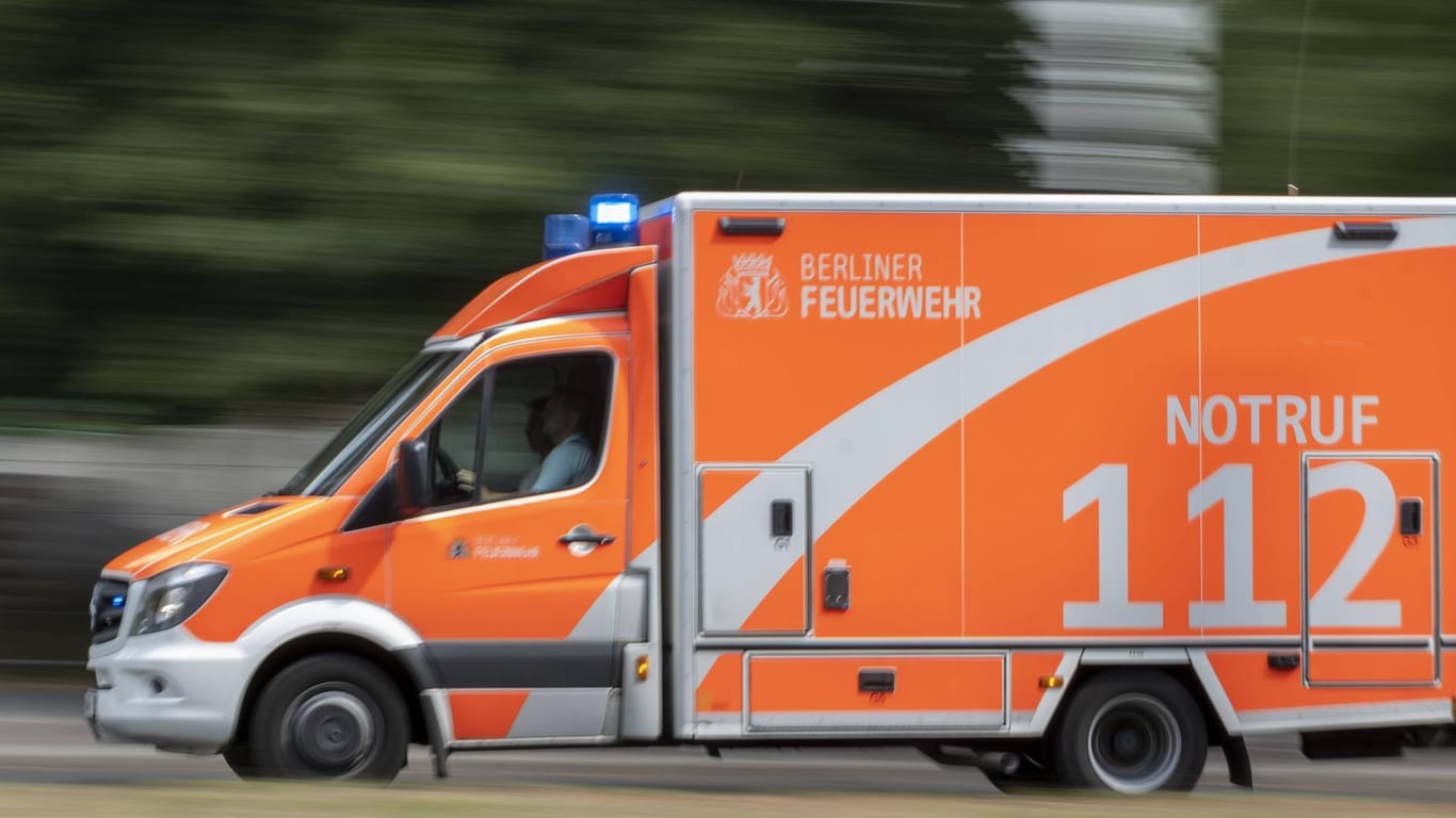 Ein Krankenwagen der Berliner Feuerwehr (Symbolbild): Der Mann musste ins Krankenhaus gebraucht werden.