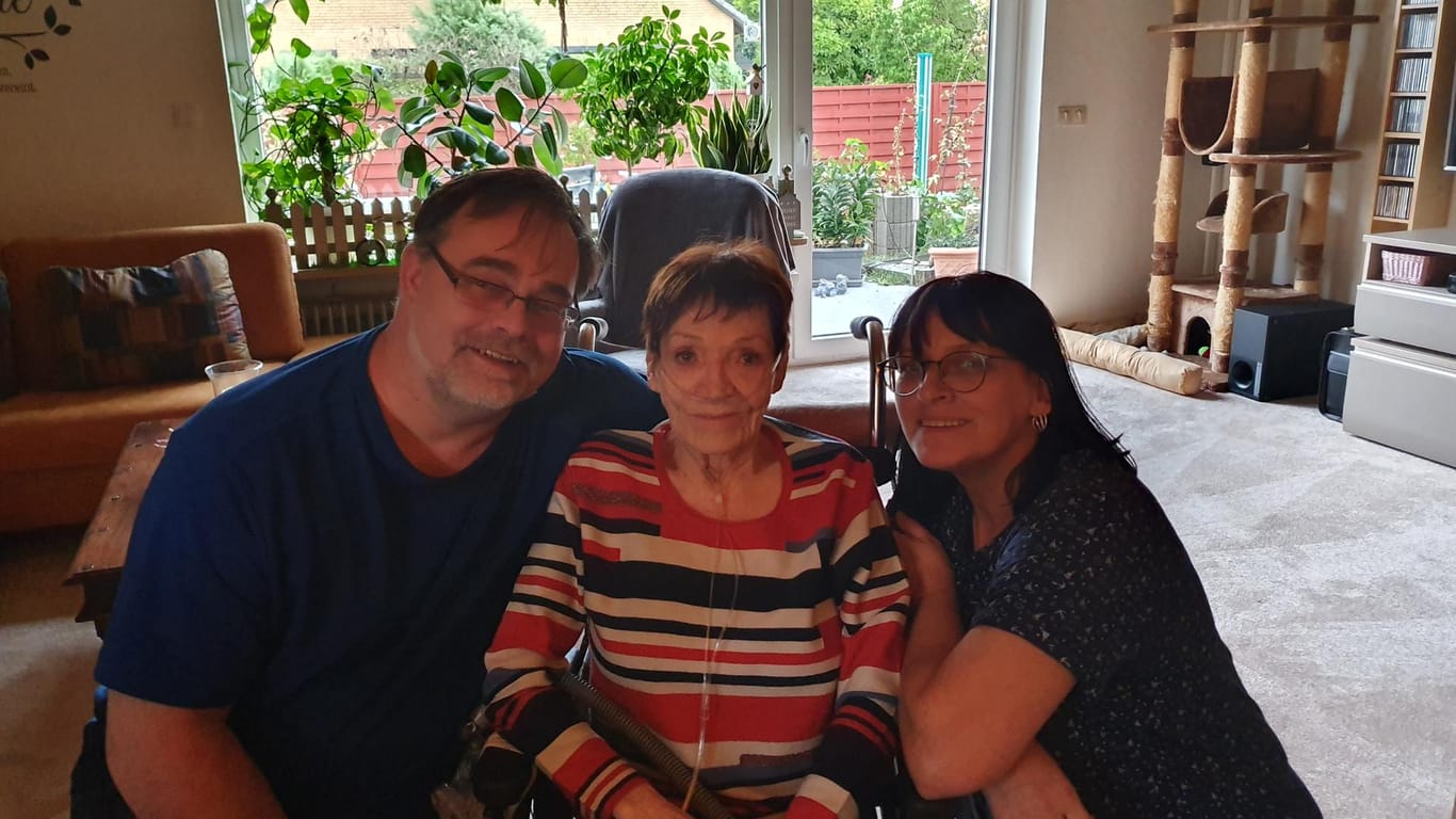 Ursula Wieners mit Jens und Grit Schlüter: Die 72-Jährige wollte ihre Freunde aus Elmshorn noch einmal besuchen – die Malteser erfüllten ihr diesen Wunsch.