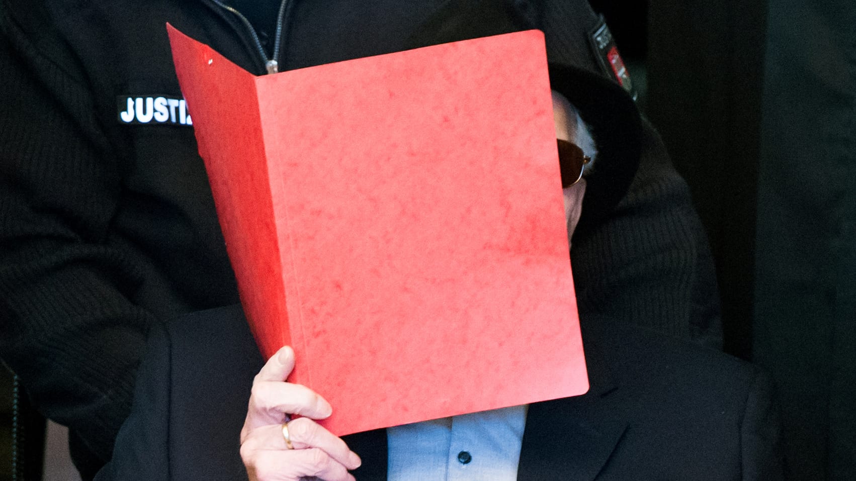 Der 93-jährige Bruno D. vor Gericht in Hamburg: Der Angeklagte war 1944 ins KZ Stutthof bei Danzig verlegt worden. Der 93-jährige Bruno D. vor Gericht in Hamburg: Der Angeklagte war 1944 ins KZ Stutthof bei Danzig verlegt worden.