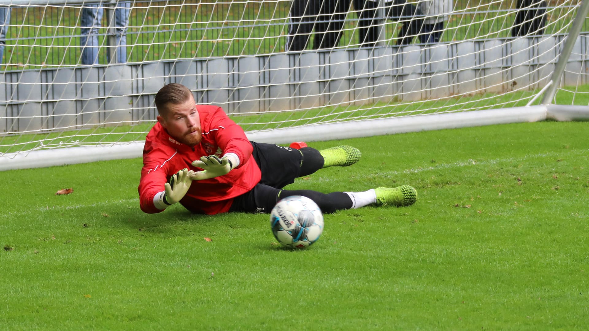 Timo Horn vom 1. FC Köln hält einen Ball: Er ist wieder aktiv auf Instagram.