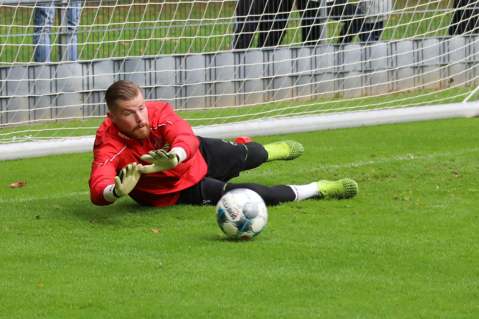 Timo Horn vom 1. FC Köln hält einen Ball: Er ist wieder aktiv auf Instagram.