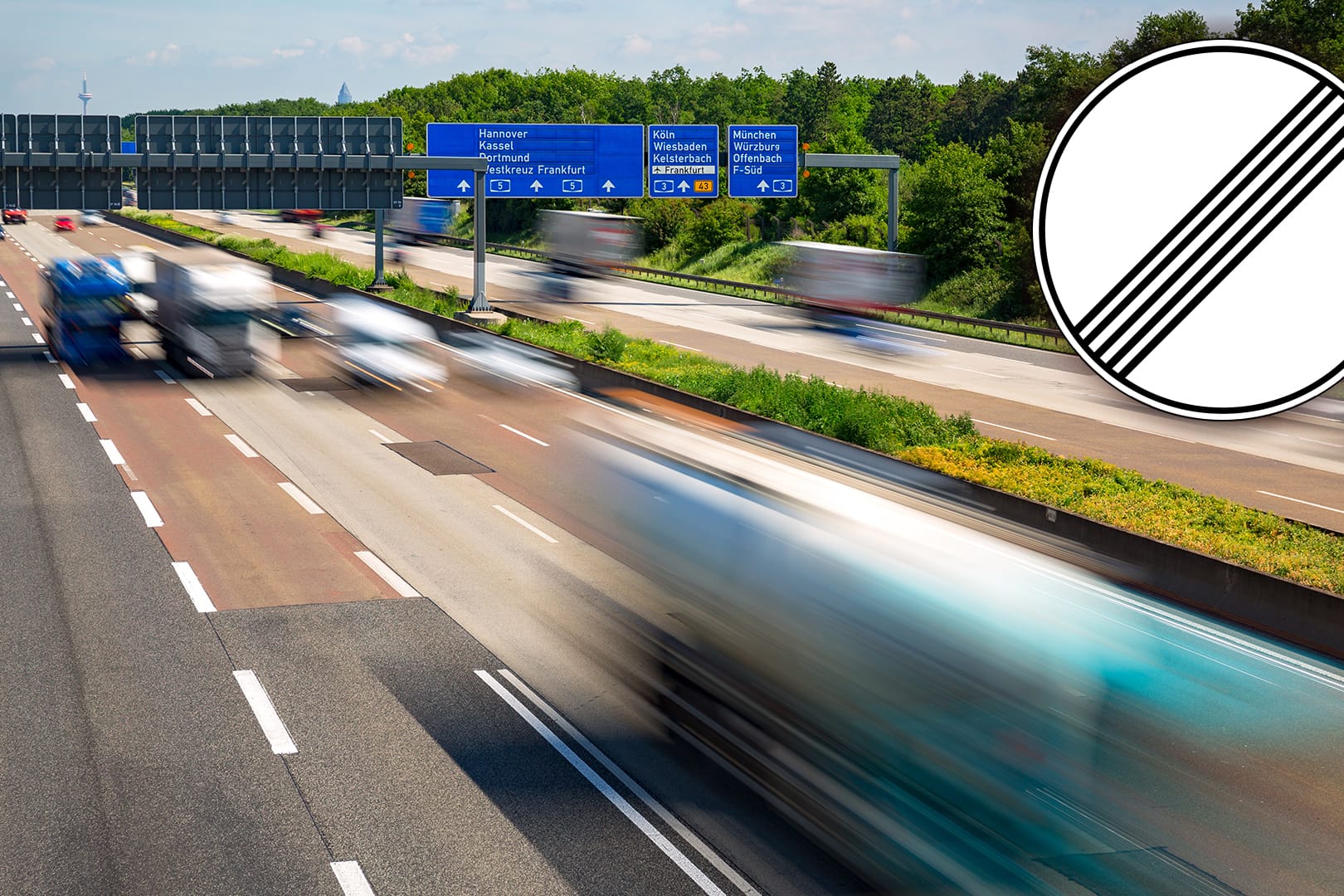 Autobahn und Schild mit aufgehobenem Tempolimit: Die meisten Mitglieder des Bundestags stimmten gegen ein Tempolimit auf deutschen Autobahnen.