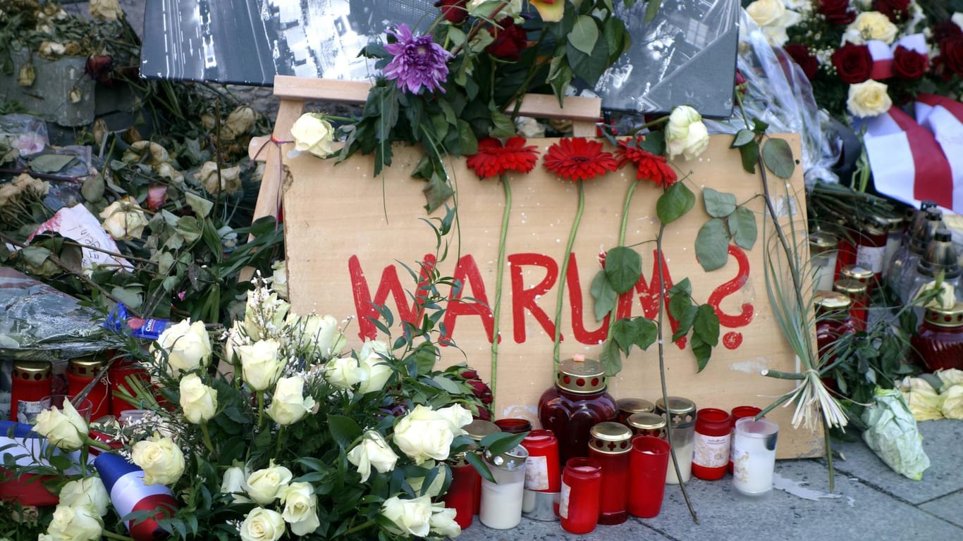 Blumen am Breitscheitplatz nach dem Anschlag 2016: Erneut stellt sich die Frage, ob der Anschlag hätte verhindert werden können.