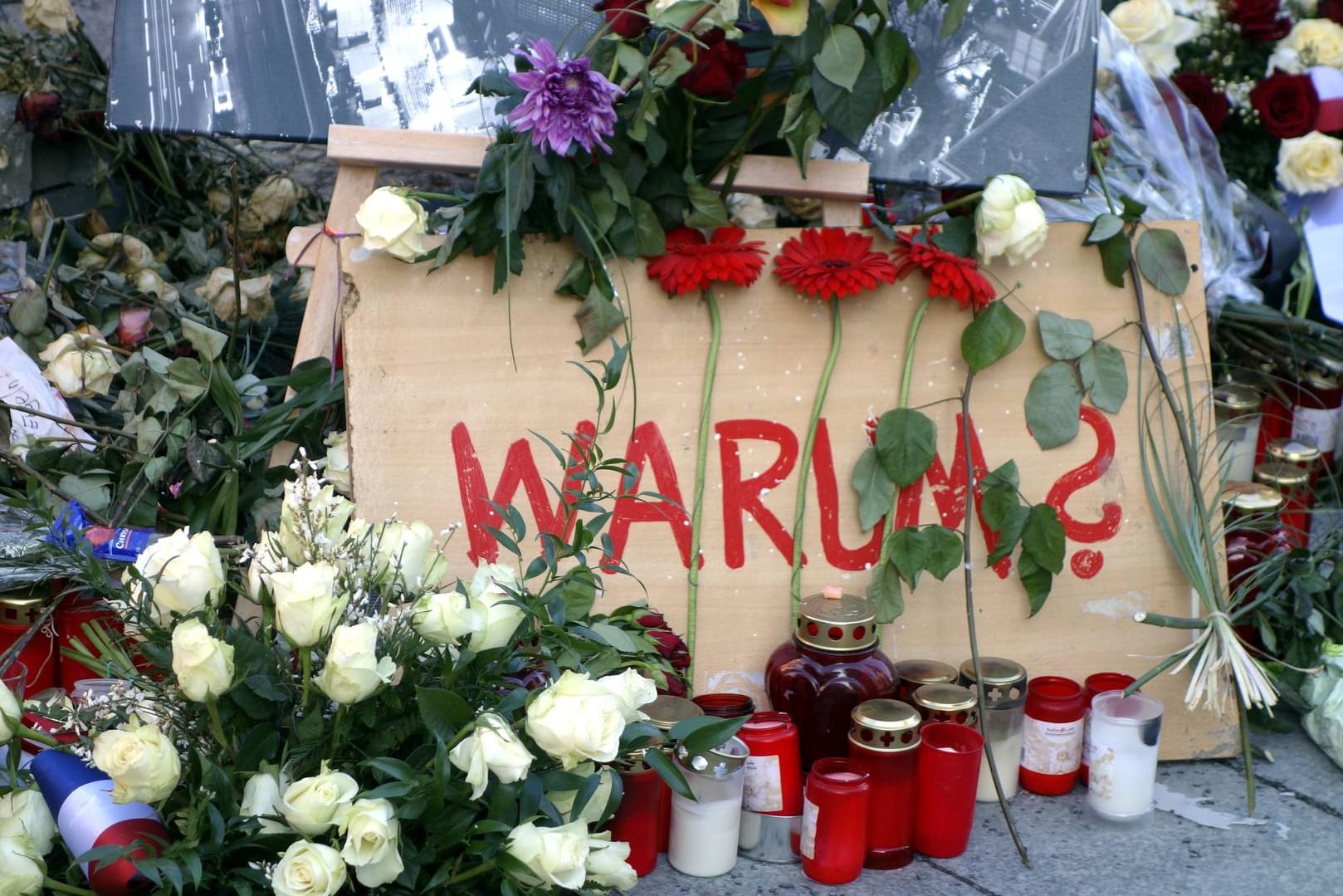 Blumen am Breitscheitplatz nach dem Anschlag 2016: Erneut stellt sich die Frage, ob der Anschlag hätte verhindert werden können.