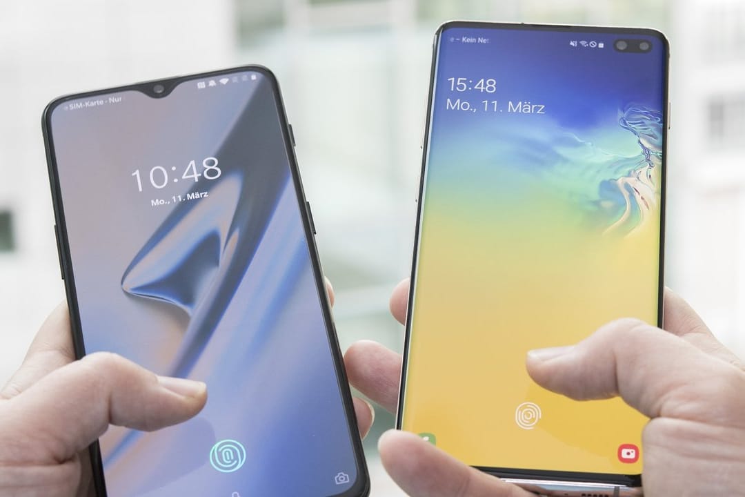 Jemand hält zwei Samsung Galaxy S10 in beiden Händen: Das Top-Modell verfügt erstmals über einen In-Display-Fingerabdrucksensor.