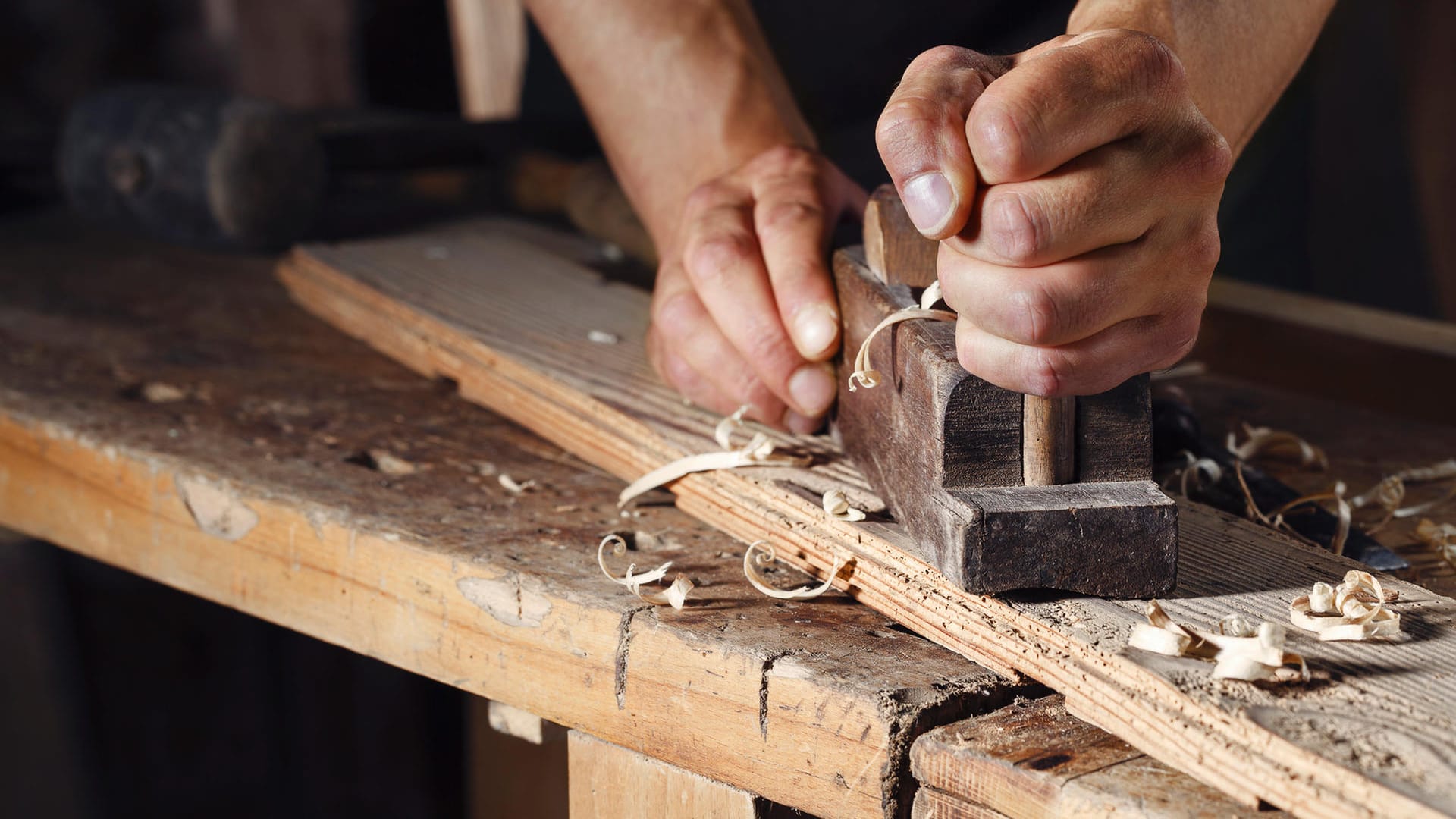 Handwerker schleift Brett ab: Die Mitglieder sogenannter Coffin Clubs setzen sich mit den Fragen zur Bestattung auseinander.