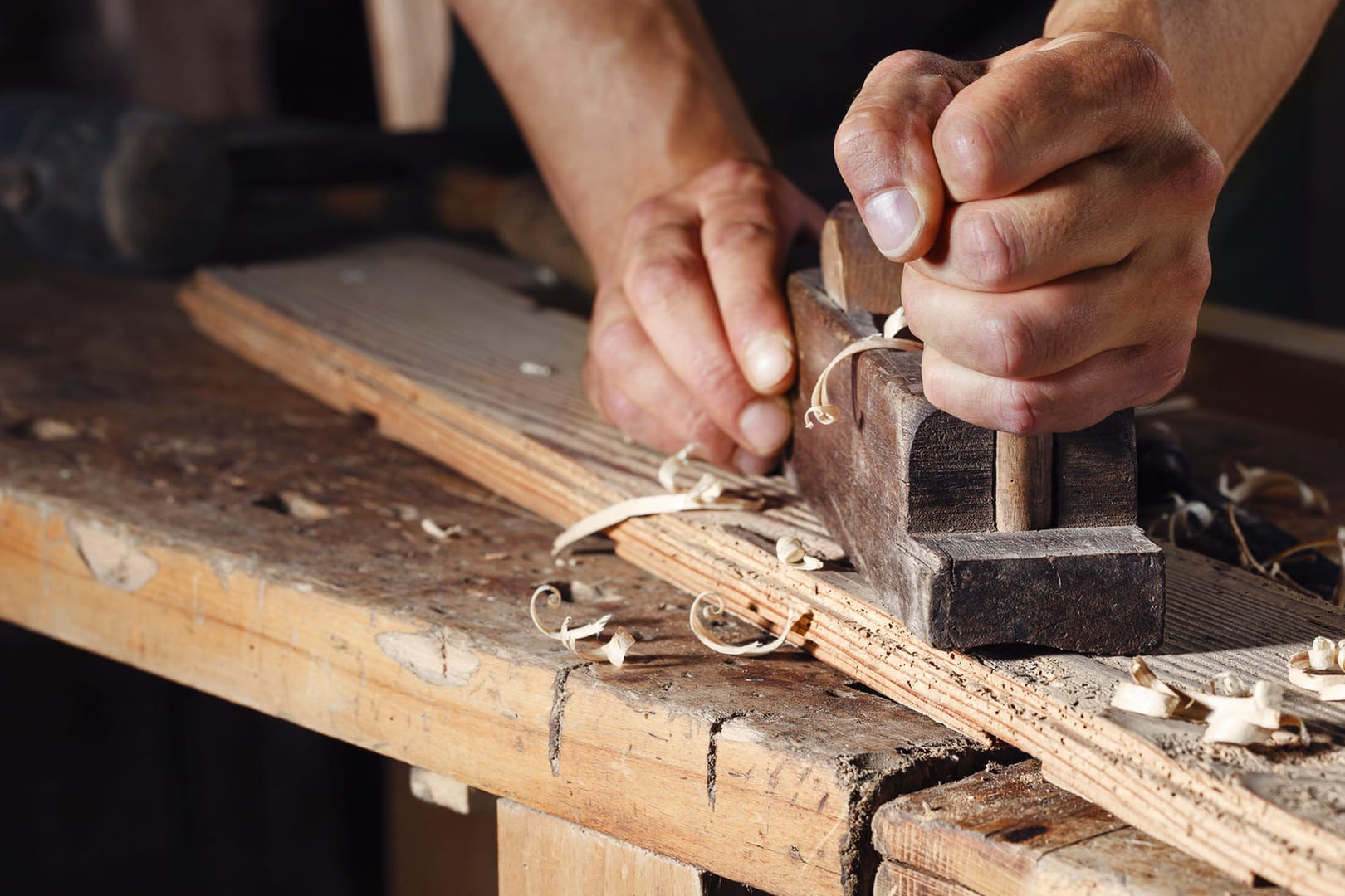 Handwerker schleift Brett ab: Die Mitglieder sogenannter Coffin Clubs setzen sich mit den Fragen zur Bestattung auseinander.