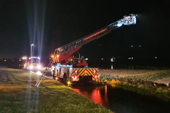 Feuerwehrfahrzeuge am Deich vor Brunsbüttel: Einsatzkräfte haben vergeblich nach einer im Watt vermissten Frau und ihrem Sohn gesucht. Ermittlungen zufolge soll sie sich mit ihrem Kind abgesetzt haben.