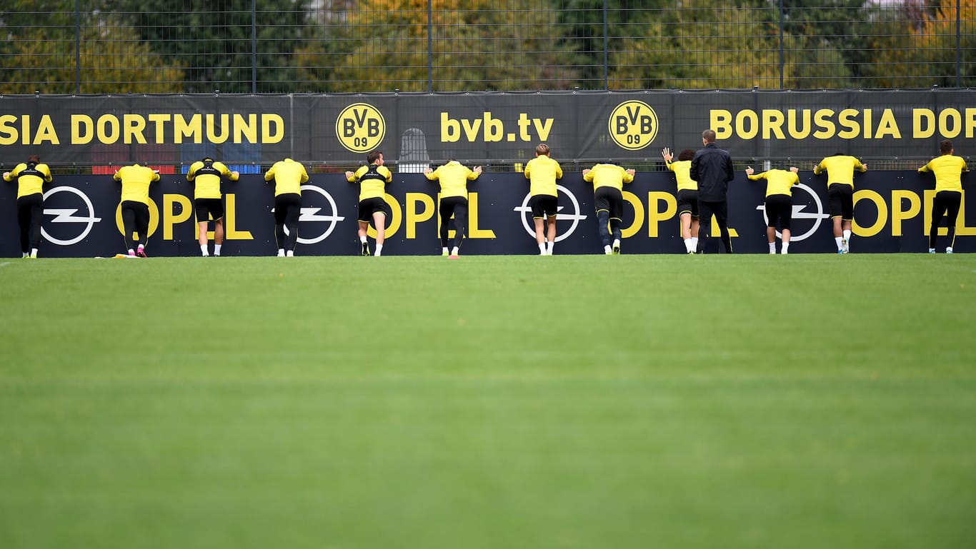 Spieler vom BVB dehnen sich: Die Dortmunder müssen gegen Gladbach auf zwei Leistungsträger verzichten.