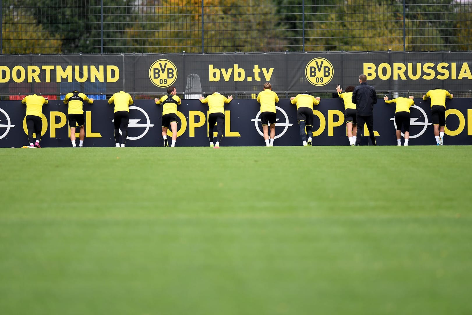 Spieler vom BVB dehnen sich: Die Dortmunder müssen gegen Gladbach auf zwei Leistungsträger verzichten.