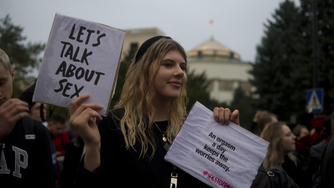"Lasst uns über Sex reden" steht auf dem Plakat einer Demonstrantin in Warschau: Viele junge Menschen im Land haben ein Problem mit der national-konservativen Politik der Regierung.