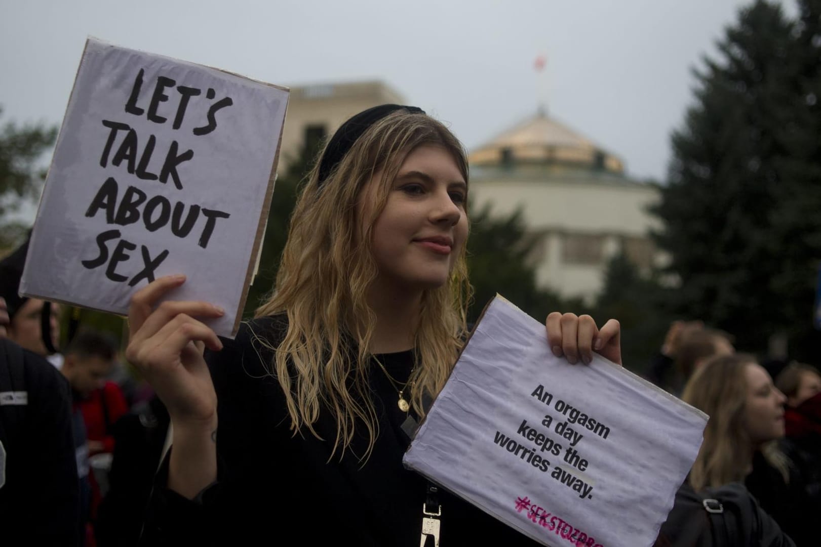 "Lasst uns über Sex reden" steht auf dem Plakat einer Demonstrantin in Warschau: Viele junge Menschen im Land haben ein Problem mit der national-konservativen Politik der Regierung.