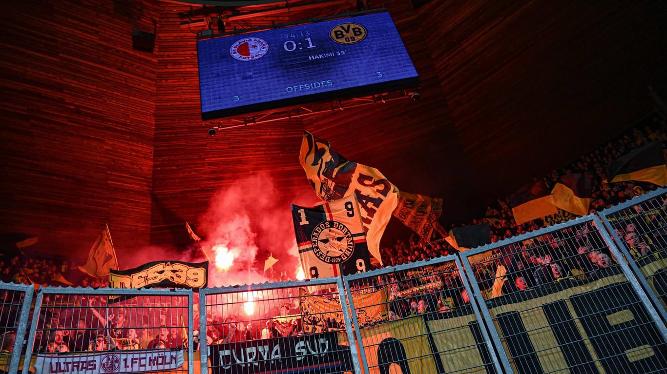 Bild aus Prag: Dortmunder Anhänger zündeln mit Pyro.