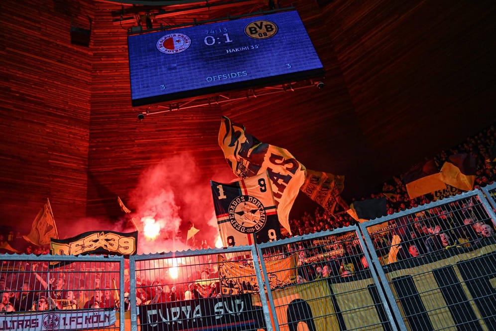 Bild aus Prag: Dortmunder Anhänger zündeln mit Pyro.