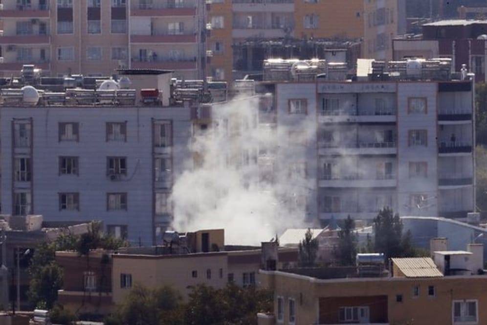 Rauch steigt über der syrischen Stadt Ras al-Ain auf.
