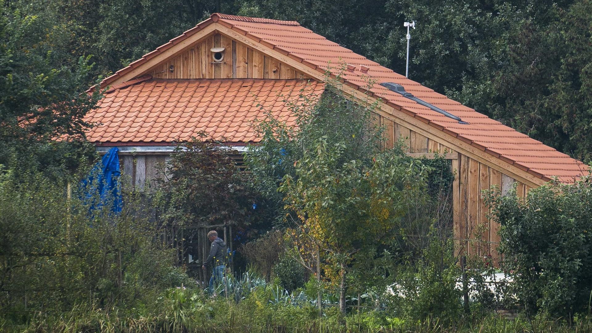 Spurensuche im abgelegenen Hof in den Niederlanden: Auch der Vater der Familie ist nun festgenommen worden.