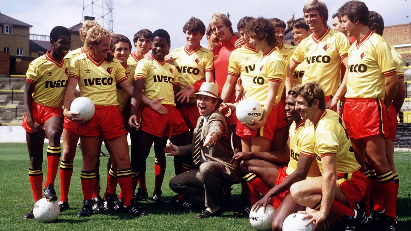 Elton John (Mitte) und sein FC Watford. Das Bild entstand 1982.