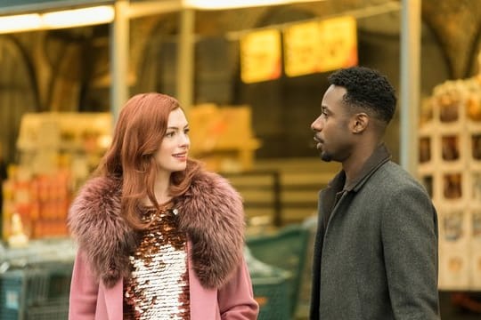 Anne Hathaway und Gary Carr gehören zu den Stars der Amazon-Serie "Modern Love".