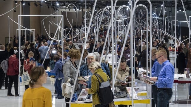 Besucher drängen sich an den puristisch gestalteten Buchregalen des norwegischen Pavillons. Besucher drängen sich an den puristisch gestalteten Buchregalen des norwegischen Pavillons.