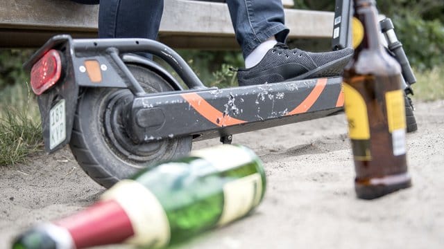 Wer mit einem E-Tretroller unterwegs ist, hat die gleichen Promillegrenzen wie Autofahrer zu beachten. Wer mit einem E-Tretroller unterwegs ist, hat die gleichen Promillegrenzen wie Autofahrer zu beachten.