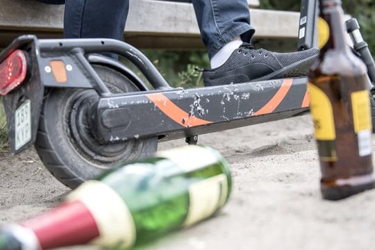 Wer mit einem E-Tretroller unterwegs ist, hat die gleichen Promillegrenzen wie Autofahrer zu beachten.