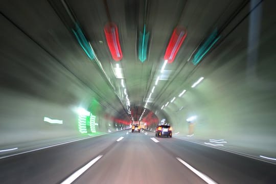 Autofahrer dürfen keinesfalls blind auf einen Abstandswarner vertrauen.