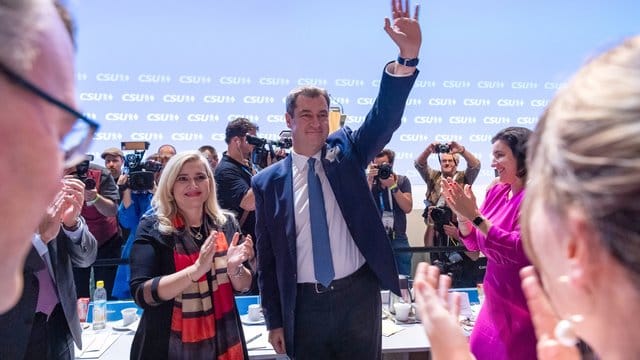 Hervorragendes Ergebnis: Parteifreunde gratulieren CSU-Chef Markus Söder zu seiner Wiederwahl. Hervorragendes Ergebnis: Parteifreunde gratulieren CSU-Chef Markus Söder zu seiner Wiederwahl.