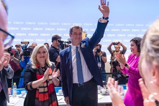 Hervorragendes Ergebnis: Parteifreunde gratulieren CSU-Chef Markus Söder zu seiner Wiederwahl.