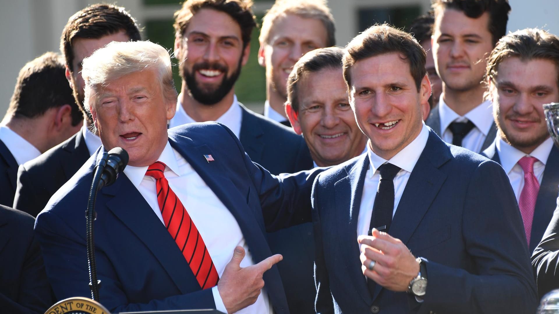 Donald Trump mit den Eishockey-Champions St. Louis Blues