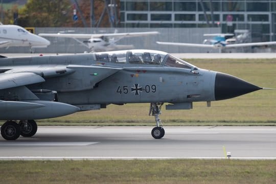 Ein Tornado-Kampfflugzeug landet auf dem Fliegerhorst in Rostock-Laage.