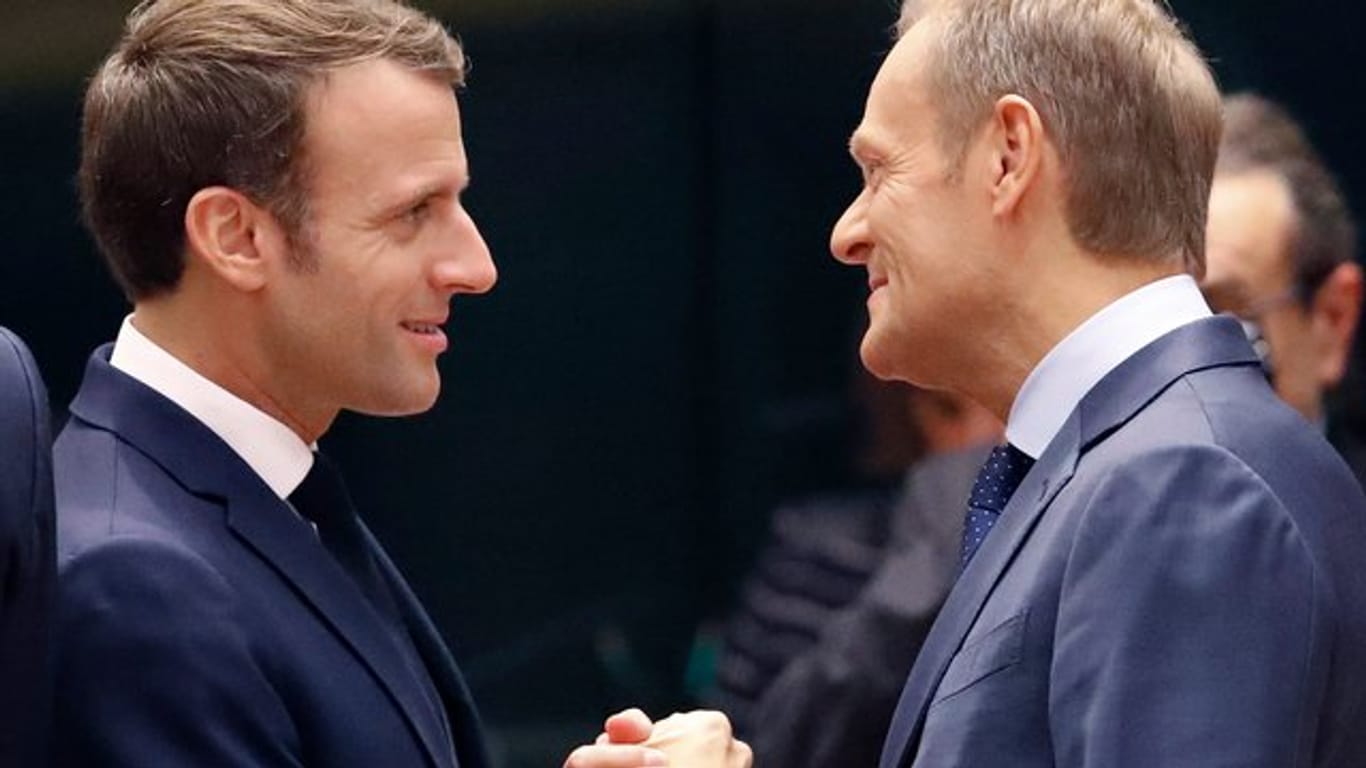 Ratspräsident Donald Tusk (r), im Gespräch mit Frankreichs Präsident Emmanuel Macron.
