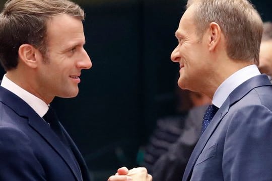 Ratspräsident Donald Tusk (r), im Gespräch mit Frankreichs Präsident Emmanuel Macron.