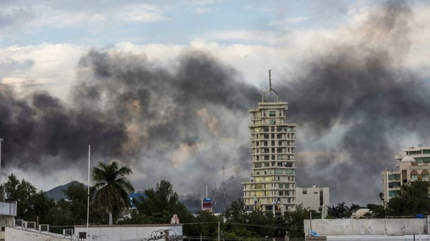 Der Rauch brennender Autos steigt über Culiacán auf.