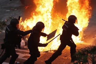 Brennende Straßenbarrikade in Barcelona: Der Protest gegen die Haftstrafen für neun Separatistenführer wird gewalttätiger.