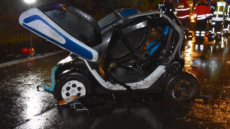 Das Autowrack nach dem Unfall: Ein Mann ist im Kreis Karlsruhe ums Leben gekommen.