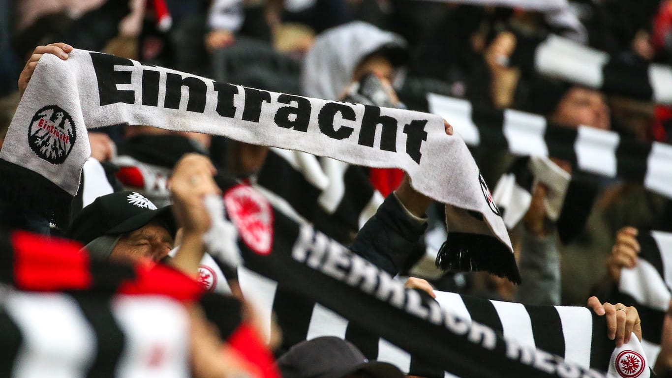 Ein Schal mit Eintracht-Aufdruck: Das Verhalten der Fans von Eintracht Frankfurt wurde jetzt von der UEFA bestraft.