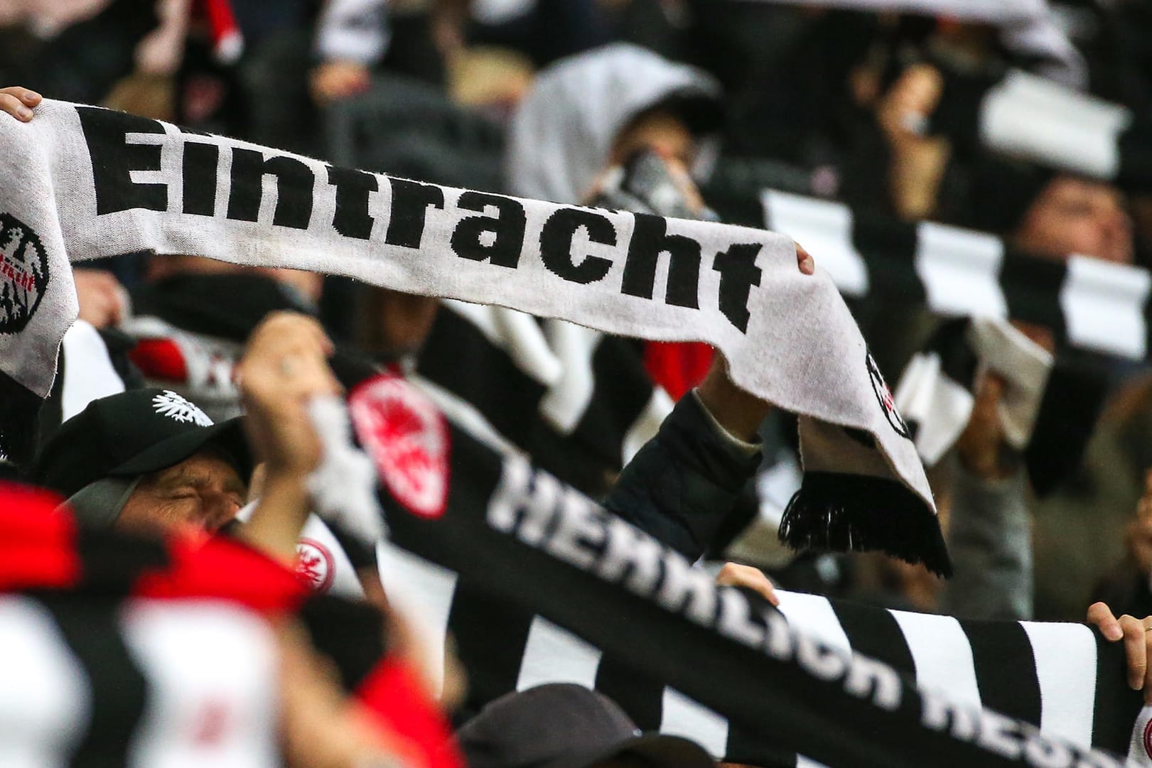 Ein Schal mit Eintracht-Aufdruck: Das Verhalten der Fans von Eintracht Frankfurt wurde jetzt von der UEFA bestraft.