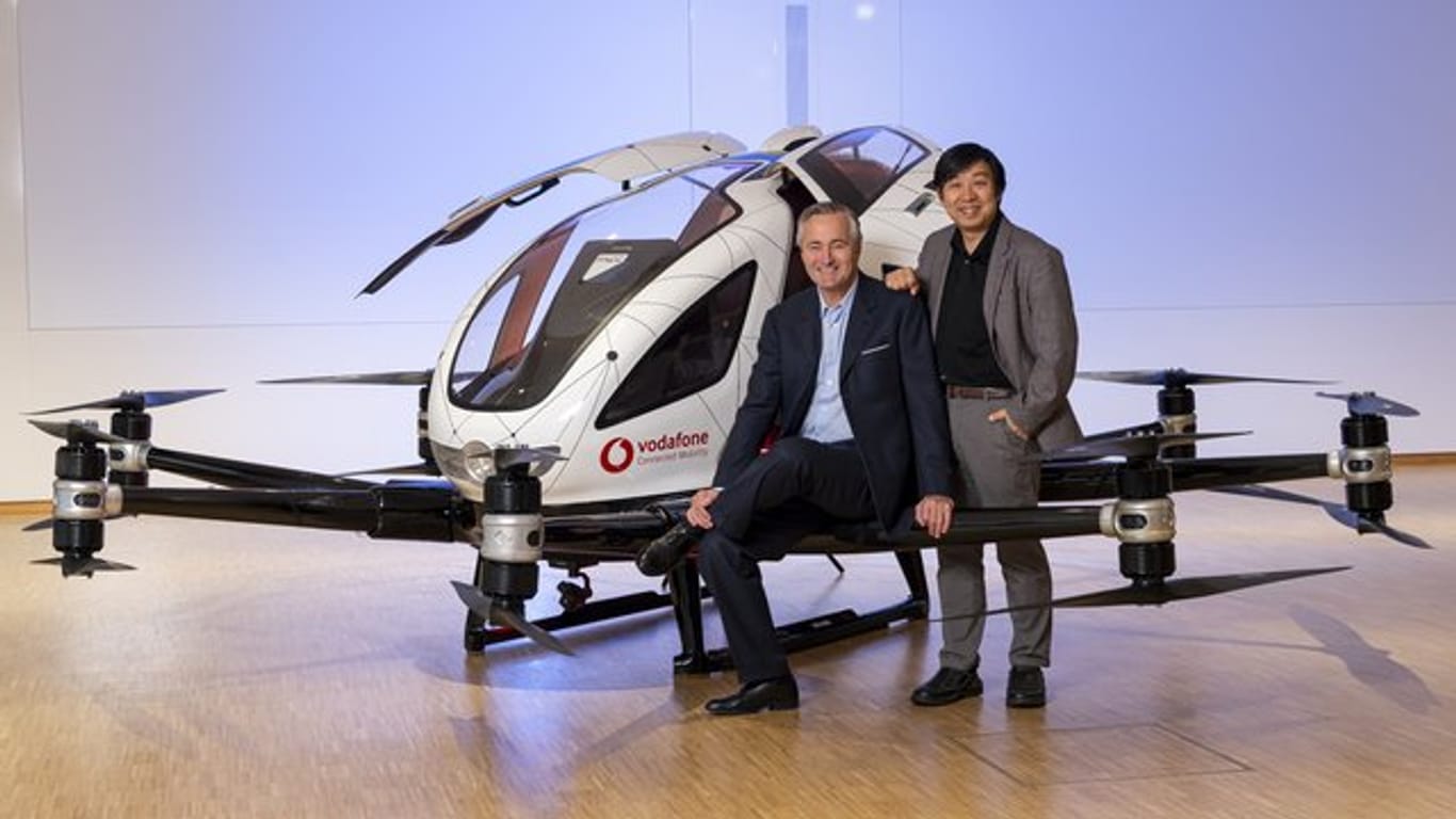Vodafones Deutschlandchef Hannes Ametsreiter (l) und Hu Huazhi, Gründer und CEO von EHang, vor einem Flugtaxi des chinesischen Unternehmens.