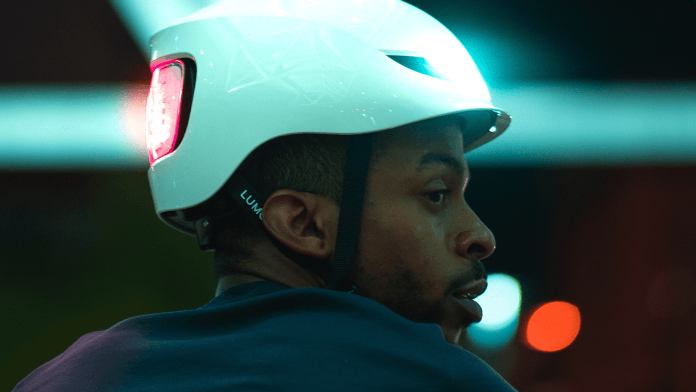 Ein Radfahrer trägt den smarten Helm Lumos Matrix: Apple bietet den Fahrradhelm für 280 Euro an.