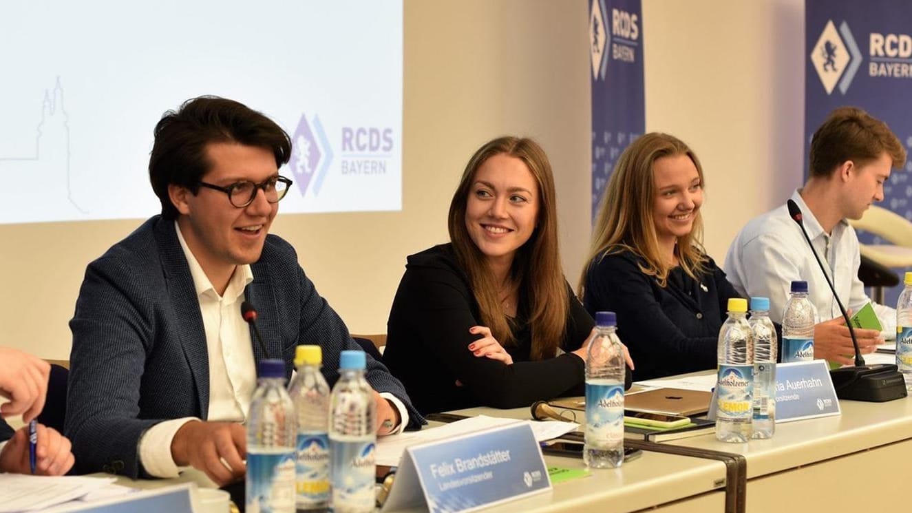 Felix Brandstätter (zweiter von links) und Anna-Maria Auerhahn (dritte von links) vom RCDS Bayern: "Wo das Geschlecht jeden Tag wechselt, beginnt der Wahnsinn."