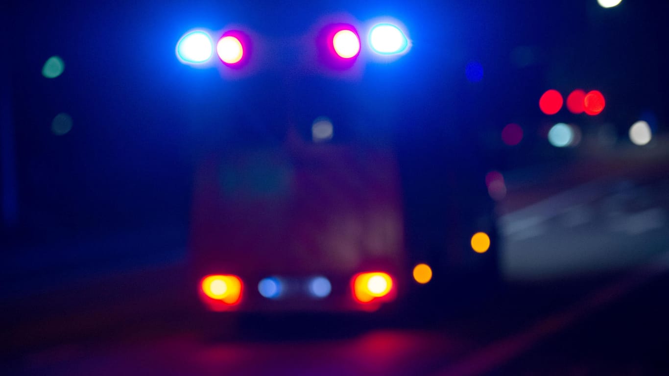 Ein Krankenwagen mit Blaulicht bei Nacht: Auf der A2 bei Dortmund hat sich ein Verkehrsunfall ereignet, an dem ausgerechnet ein Rettungswagen beteiligt war.