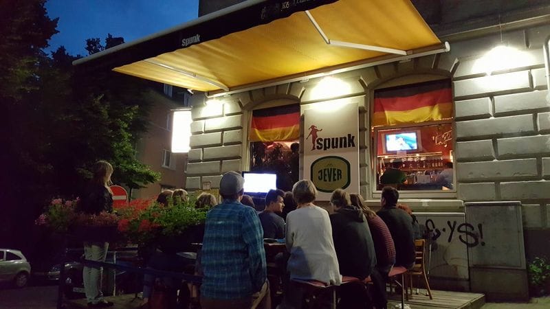 Menschen sitzen vor einer Kneipe: In Wuppertal sterben viele Lokalitäten aus.