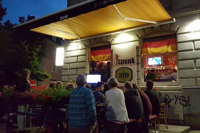 Menschen sitzen vor einer Kneipe: In Wuppertal sterben viele Lokalitäten aus.