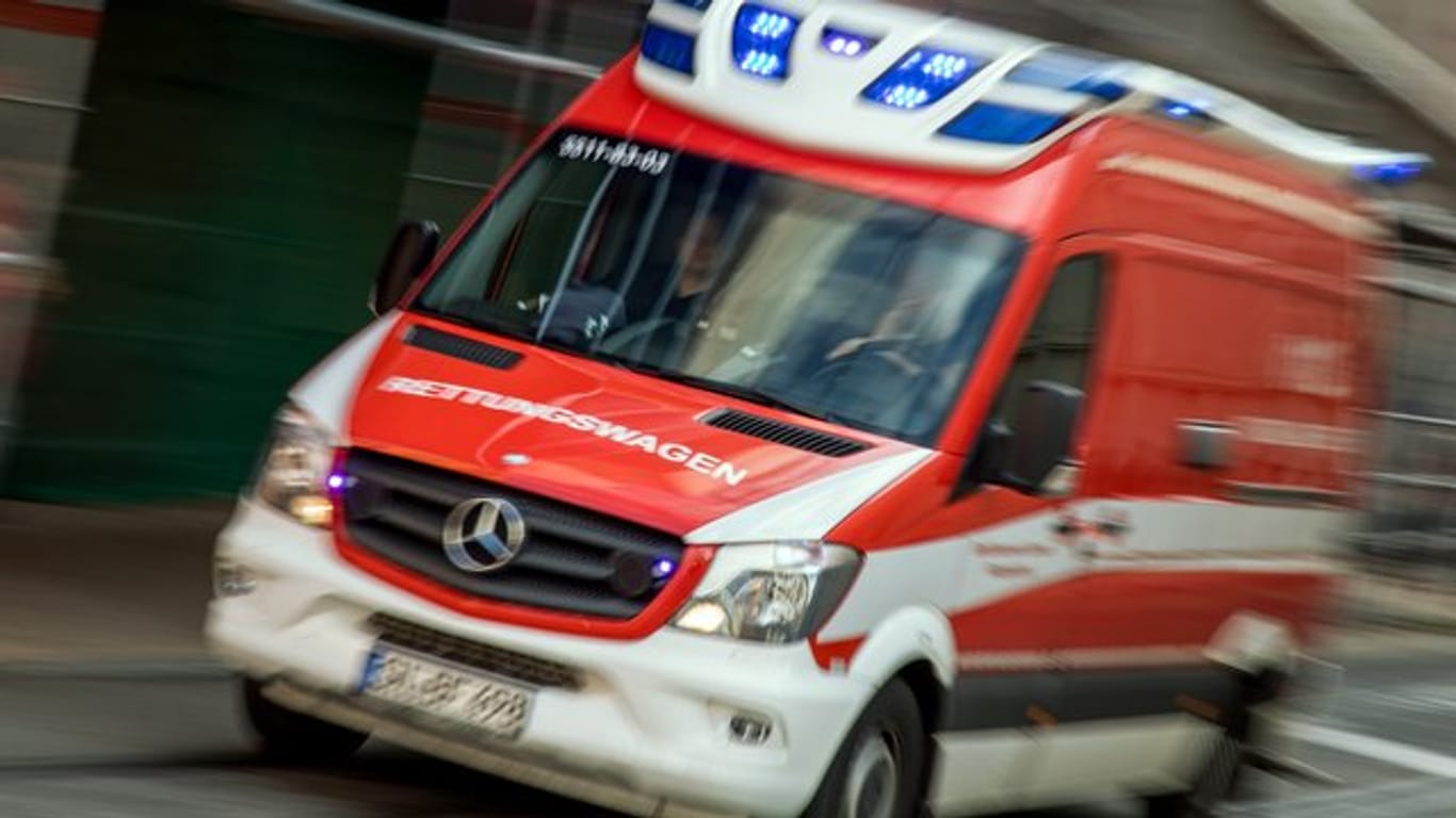 Rettungswagen im Noteinsatz: In Berlin ist ein blinder Mann verletzt worden. (Symbolbild)