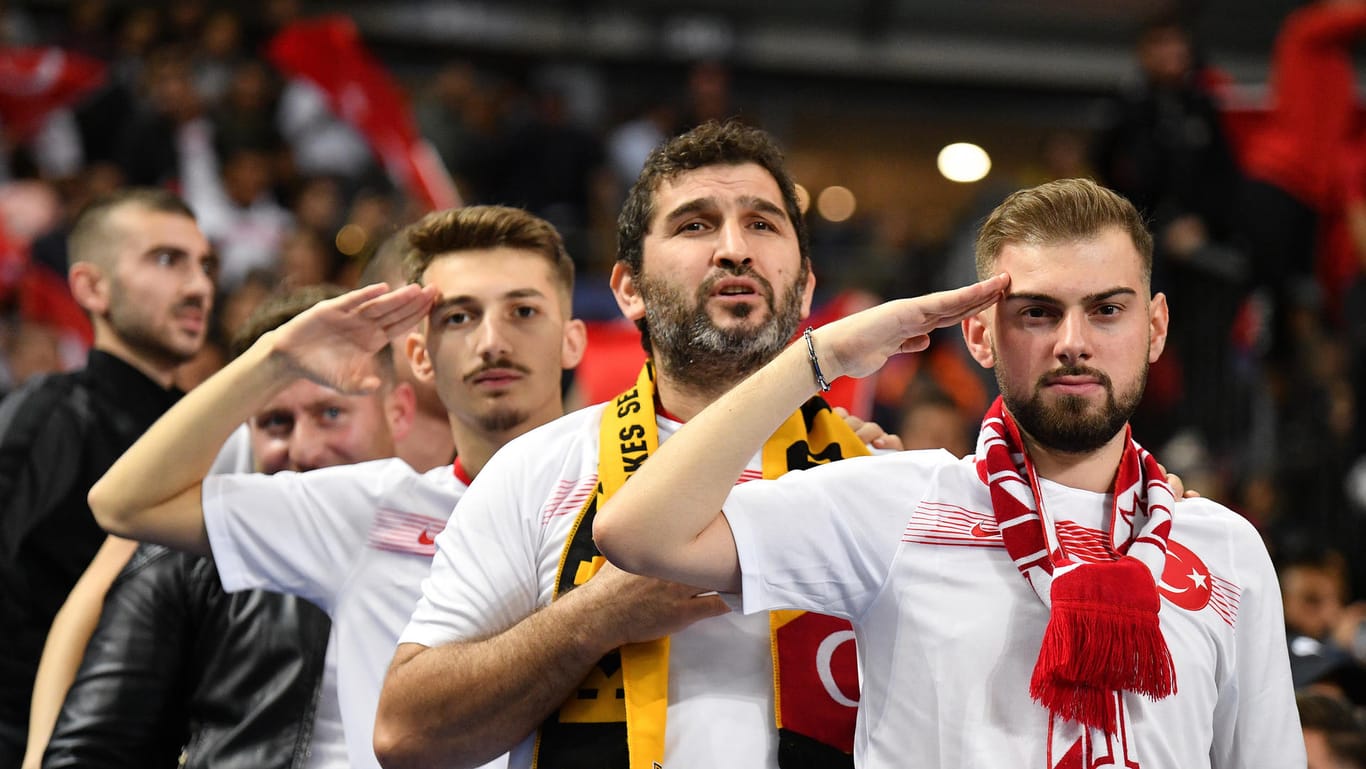 Türkische Fußball-Fans machen bei einem Länderspiel den Militärgruß: Auch in Neuss wurde dieser Gruß gezeigt, von Spielern einer Mannschaft.