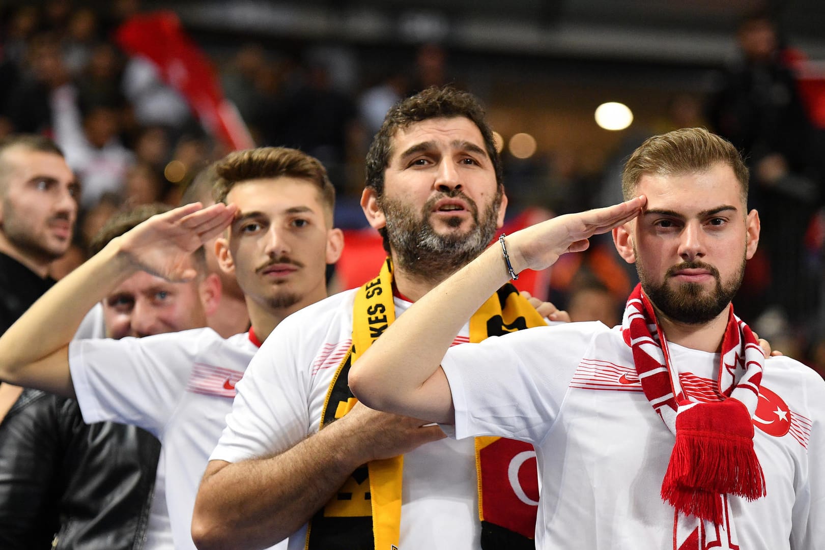 Türkische Fußball-Fans machen bei einem Länderspiel den Militärgruß: Auch in Neuss wurde dieser Gruß gezeigt, von Spielern einer Mannschaft.